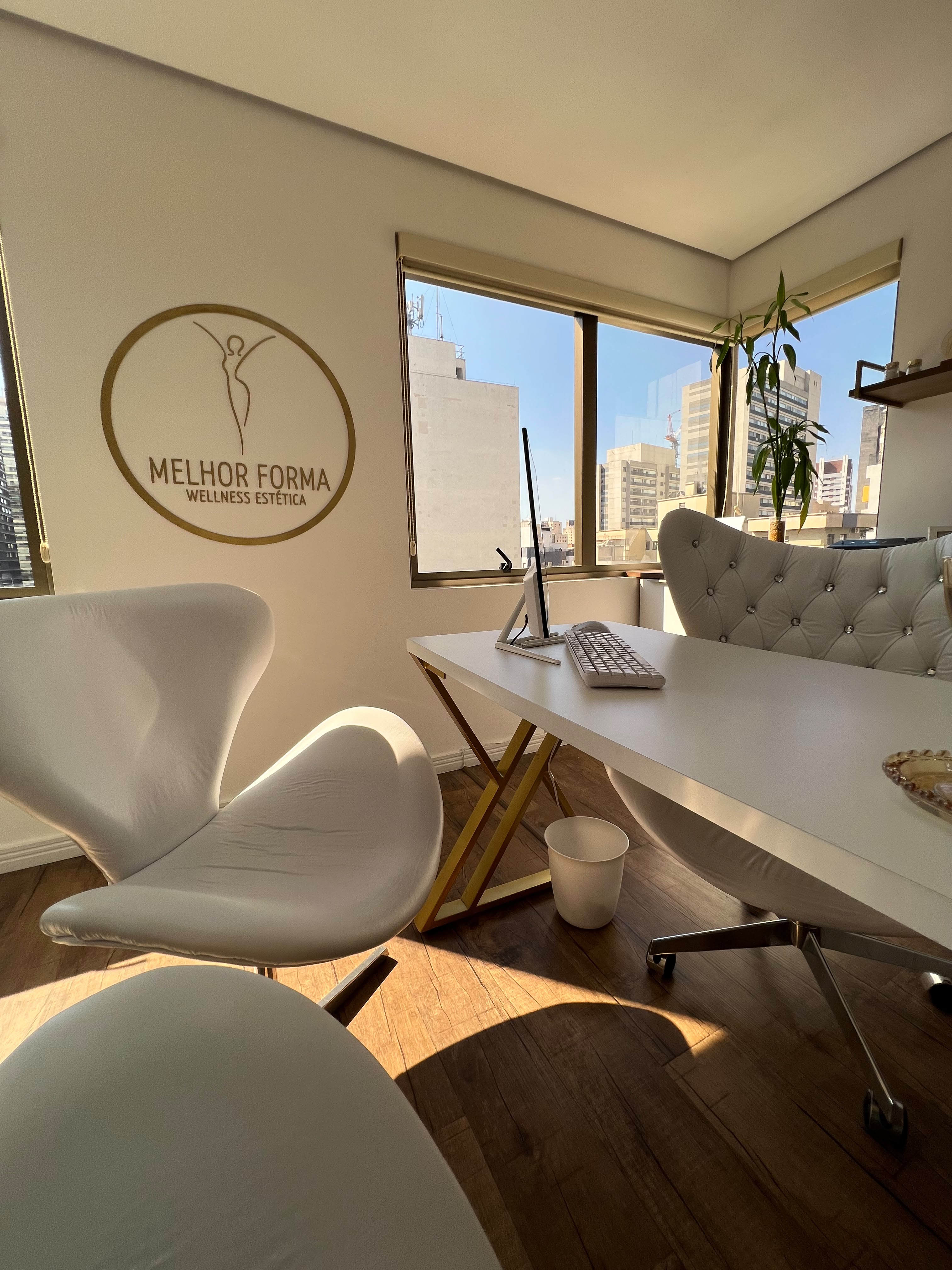 Consultório real da Melhor Forma, com luz natural e espaço de avaliação
