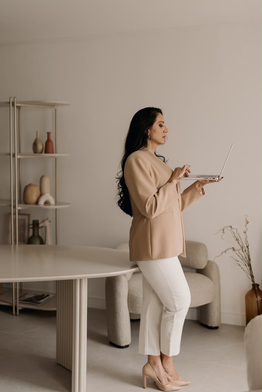 Valesca Tessidor em seu ambiente de trabalho